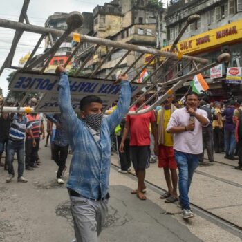 Une manifestation contre le viol et l'assassinat d'une médecin en Inde vire à la bagarre générale