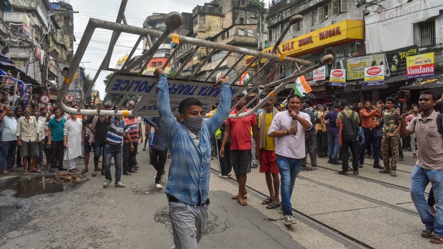 Une manifestation contre le viol et l'assassinat d'une médecin en Inde vire à la bagarre générale