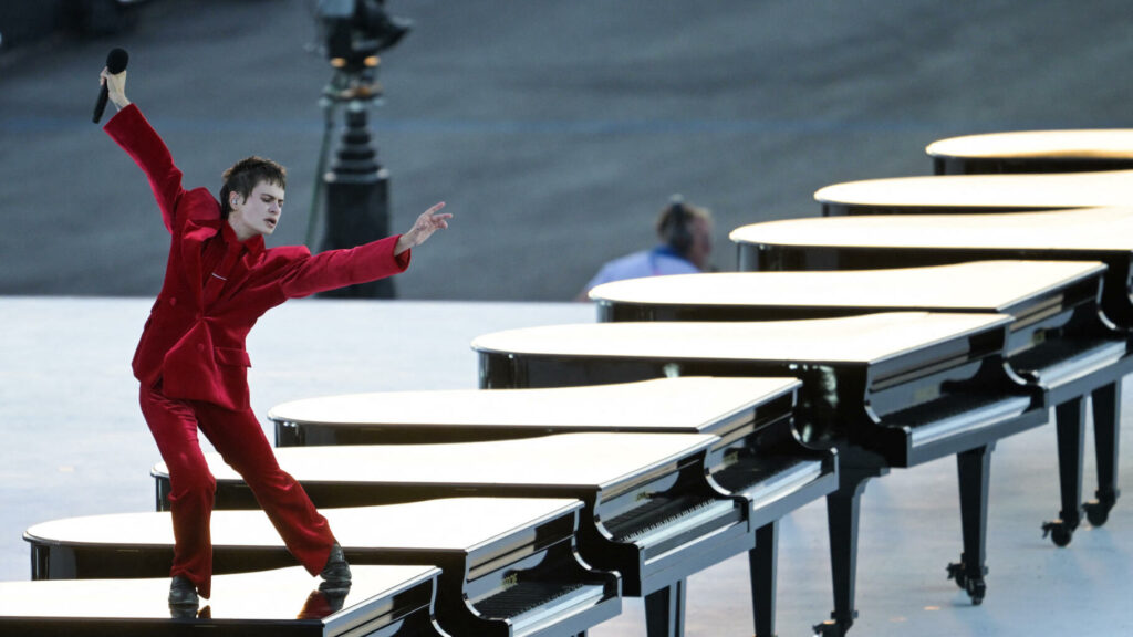 Jeux paralympiques : Christine and the Queens reprend Édith Piaf à sa manière lors de la cérémonie d’ouverture