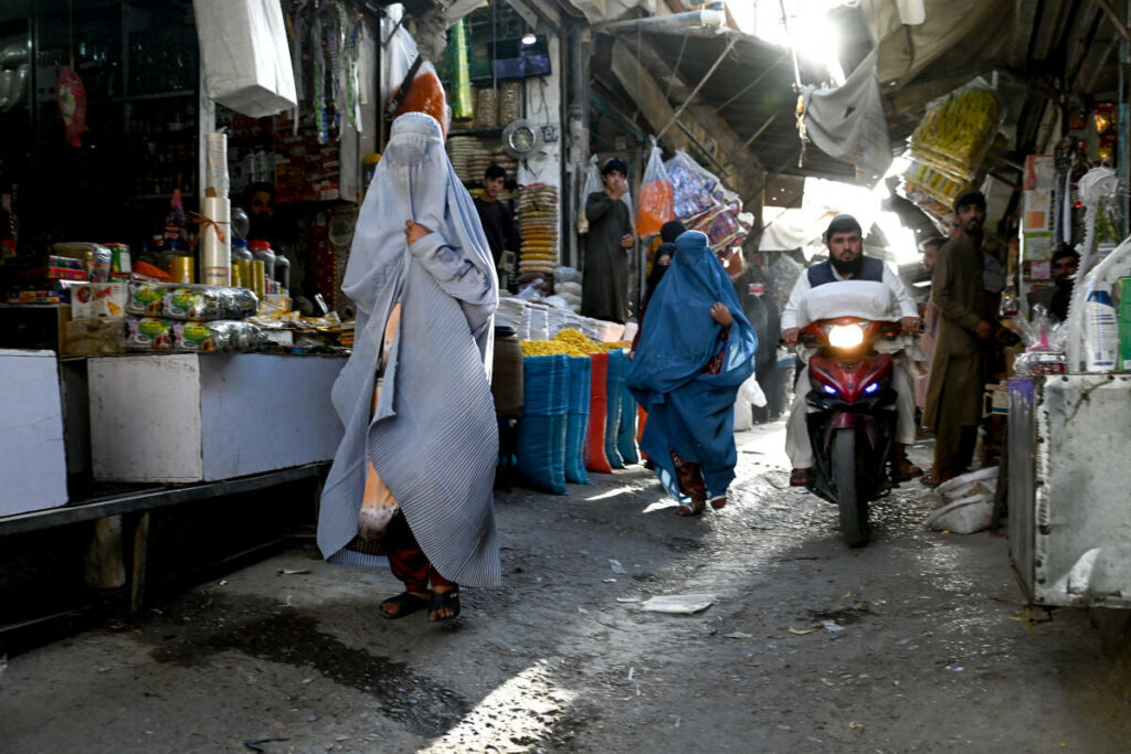 « Ma voix n’est pas interdite » : des Afghanes défient une nouvelle loi en se filmant en train de chanter