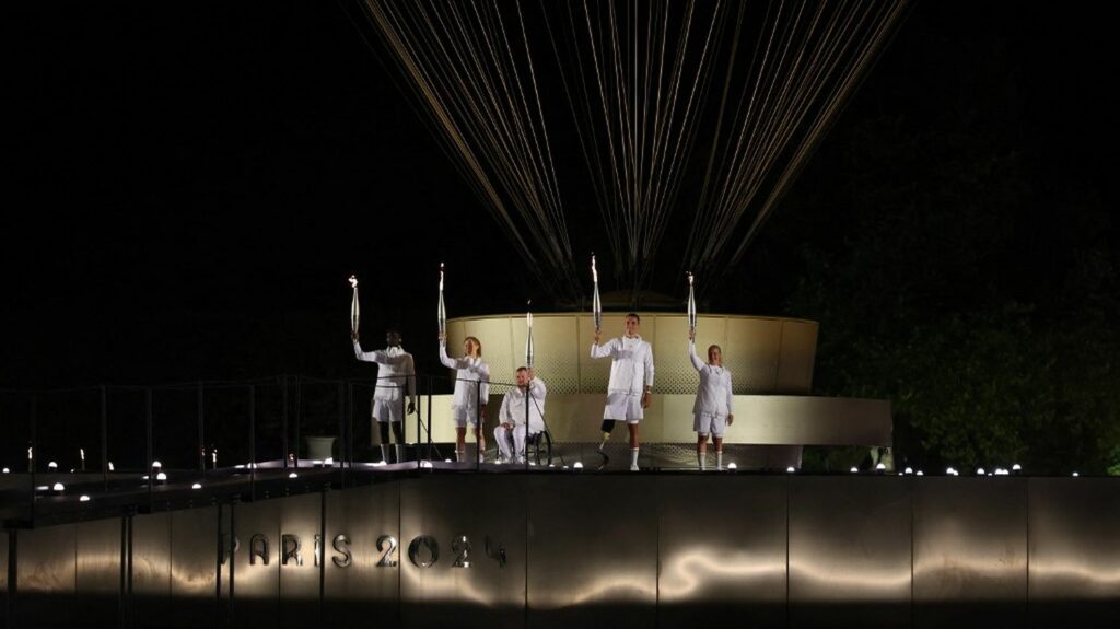 VIDEO. Cérémonie d'ouverture des Jeux paralympiques : "La Ritournelle" de Sébastien Tellier, le "Boléro" de Ravel... Revivez l'incroyable tableau de l'allumage de la vasque