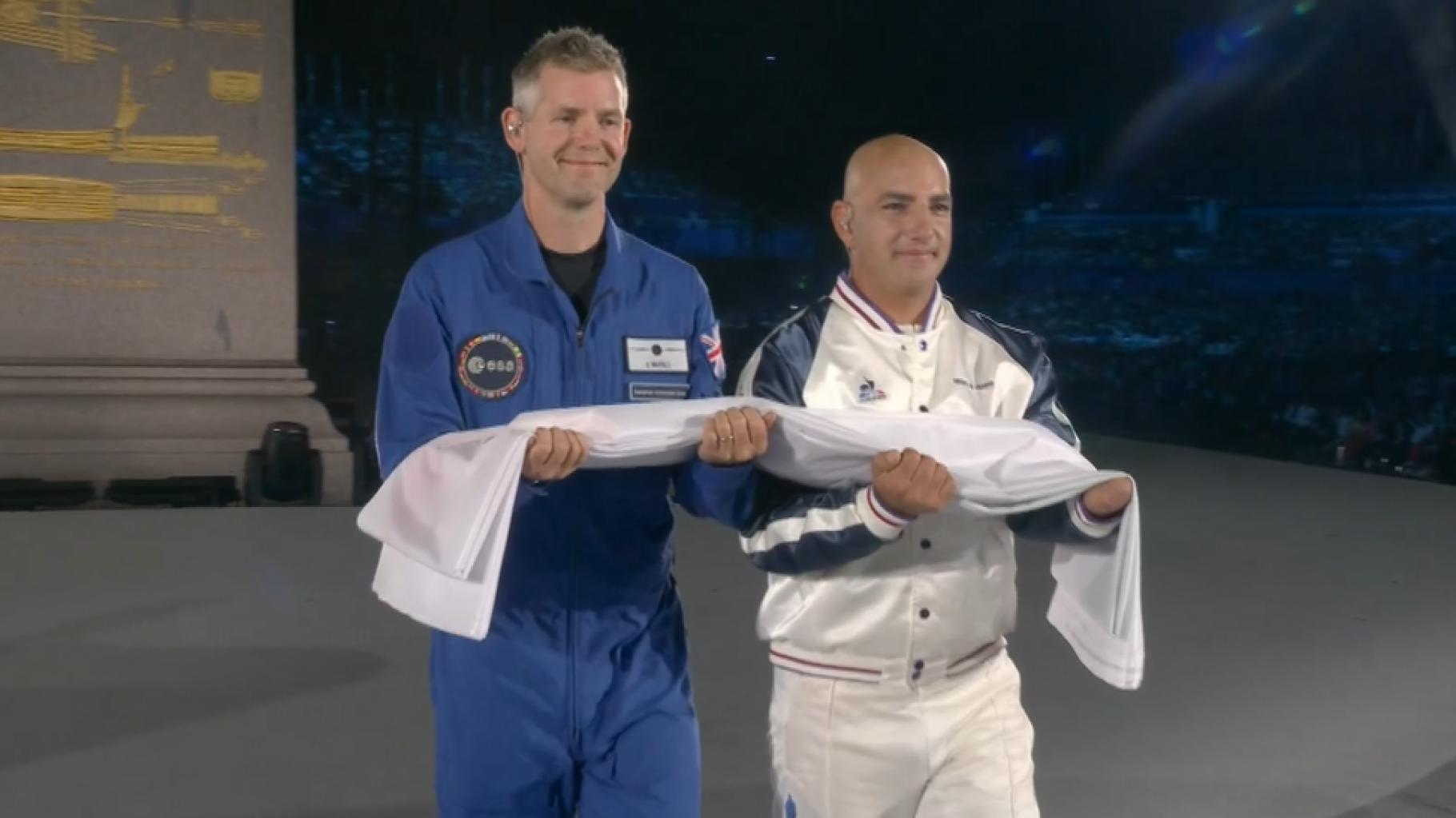 Paris 2024 : qui est John McFall, le « parastronaute » qui a apporté le drapeau paralympique à la cérémonie