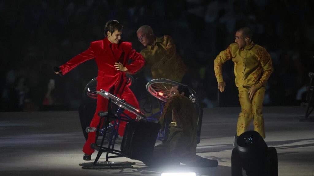 Cérémonie d'ouverture des Jeux paralympiques : Christine and The Queens met le feu à la Concorde avec son interprétation endiablée de "Born to be Alive"