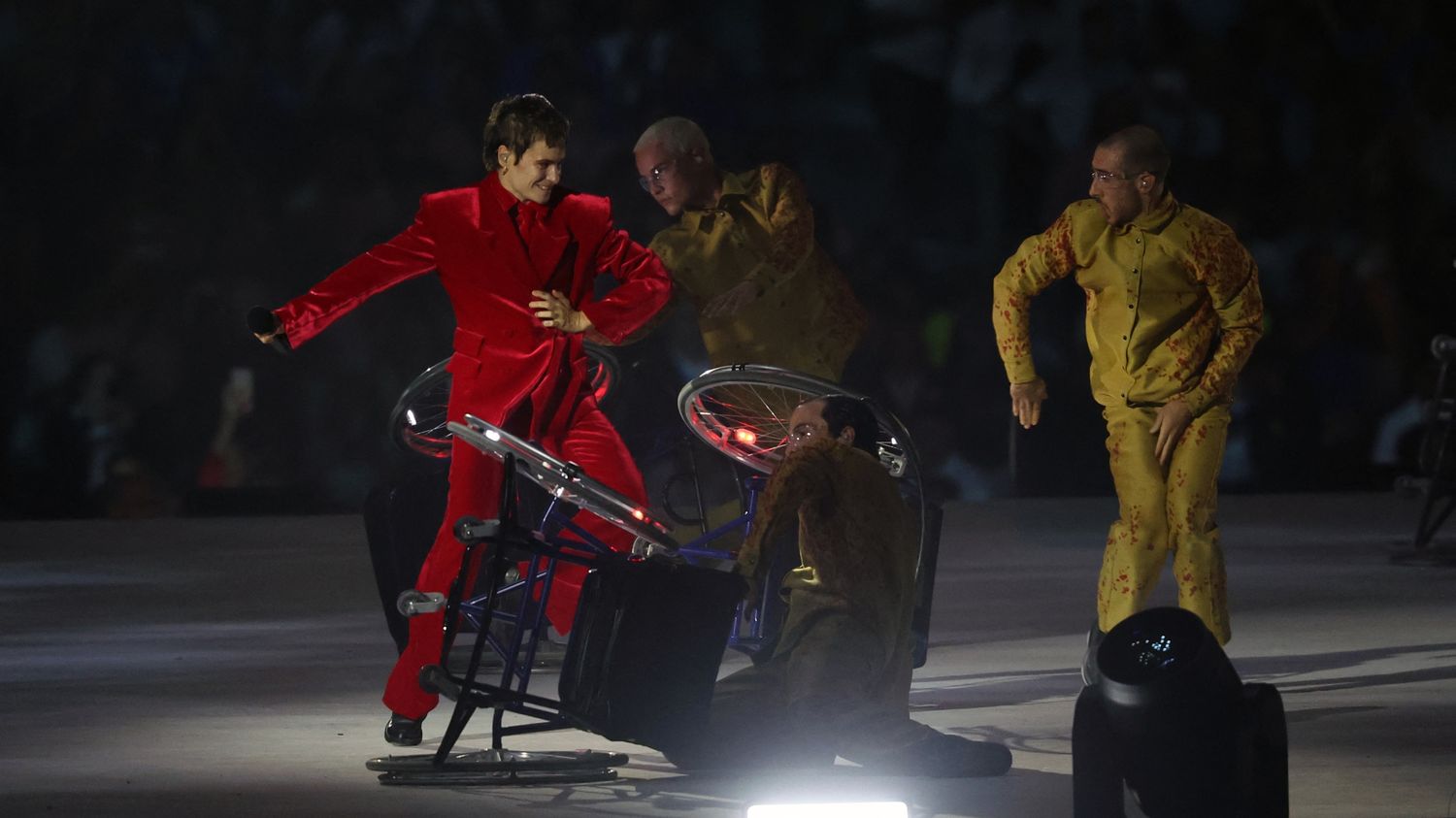 VIDEO. Cérémonie d'ouverture des Jeux paralympiques : Christine and The Queens met le feu à la Concorde avec son interprétation endiablée de "Born to be Alive"