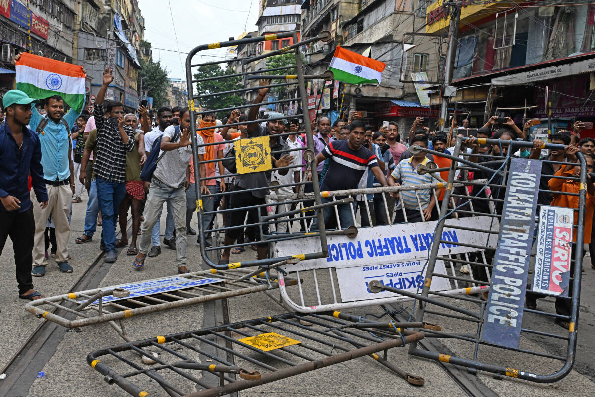 Viol et meurtre d’une médecin en Inde : une manifestation à Calcutta vire au combat de rue