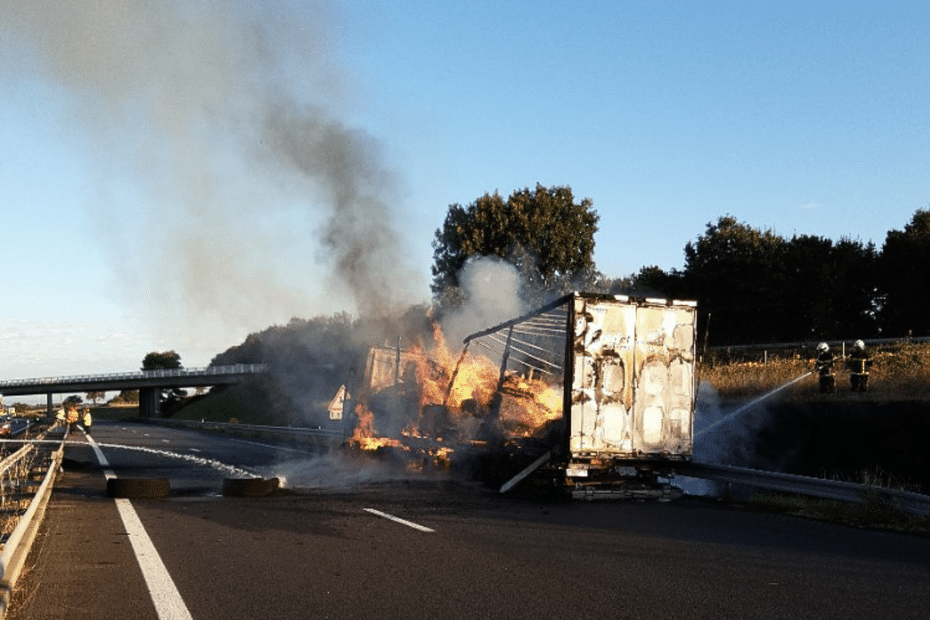 Un poids lourd en feu sur l'autoroute A81 entre Sablé-sur-Sarthe et Evron, la circulation interrompue vers Rennes