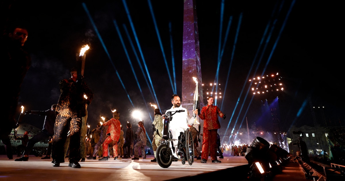 Le porteur du flambeau Michael Jeremiasz porte la flamme paralympique lors de la cérémonie d'ouverture des Jeux paralympiques d'été de Paris 2024 à la place de la Concorde le 28 août 2024 à Paris, France. (Photo de Gonzalo Fuentes-Pool/Getty Images)