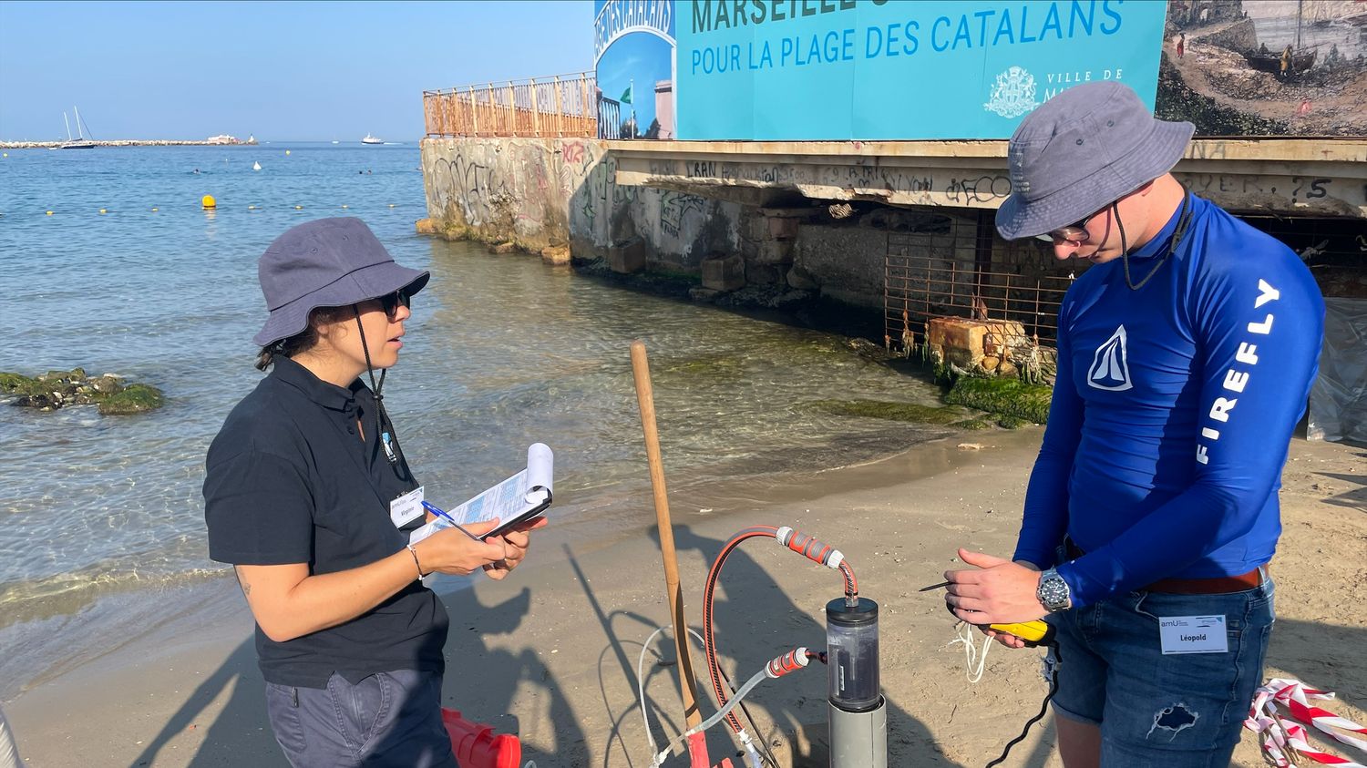 REPORTAGE. "On creuse, on va chercher l'eau de mer et le sable" : à Marseille, des chercheurs analysent les résidus de crème solaire sur la plage