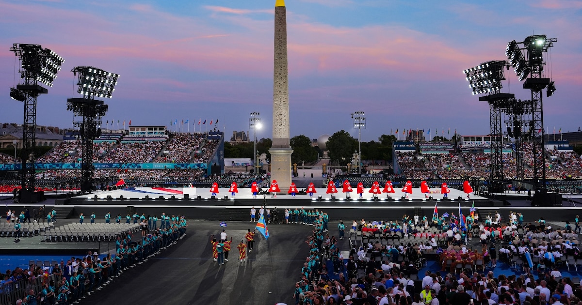 Défilé des athlètes lors de la cérémonie d'ouverture des Jeux paralympiques de Paris-2024, place de la Concorde à Paris, le 28 août 2024