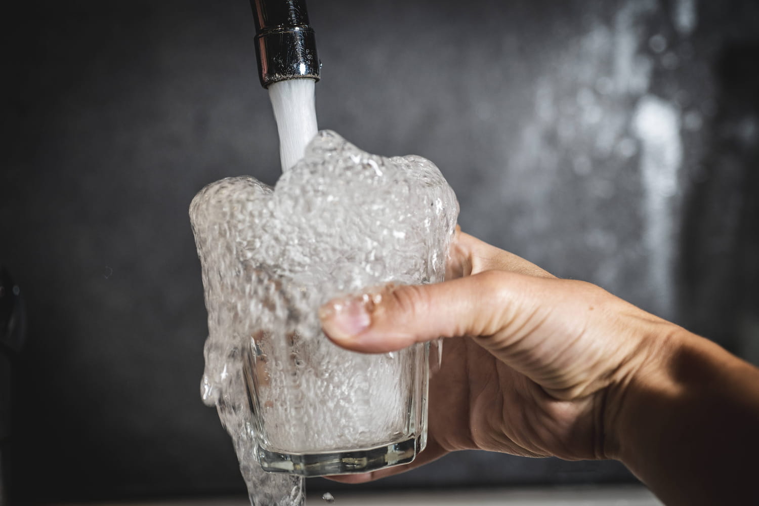 Mieux vaut éviter de boire l'eau du robinet de cette pièce, il y a un risque méconnu pour la santé