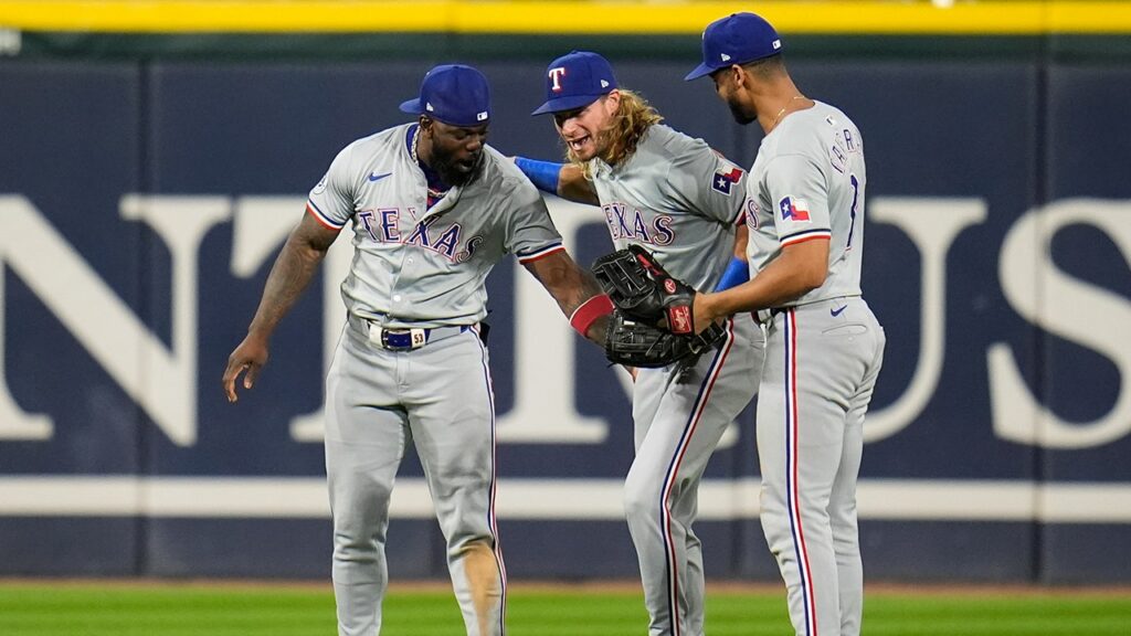 Rangers' Travis Jankowski makes incredible leaping catch to rob game-winning homer from White Sox