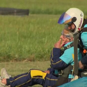 Royaume-Uni : pour son anniversaire, une centenaire s'offre un saut en parachute