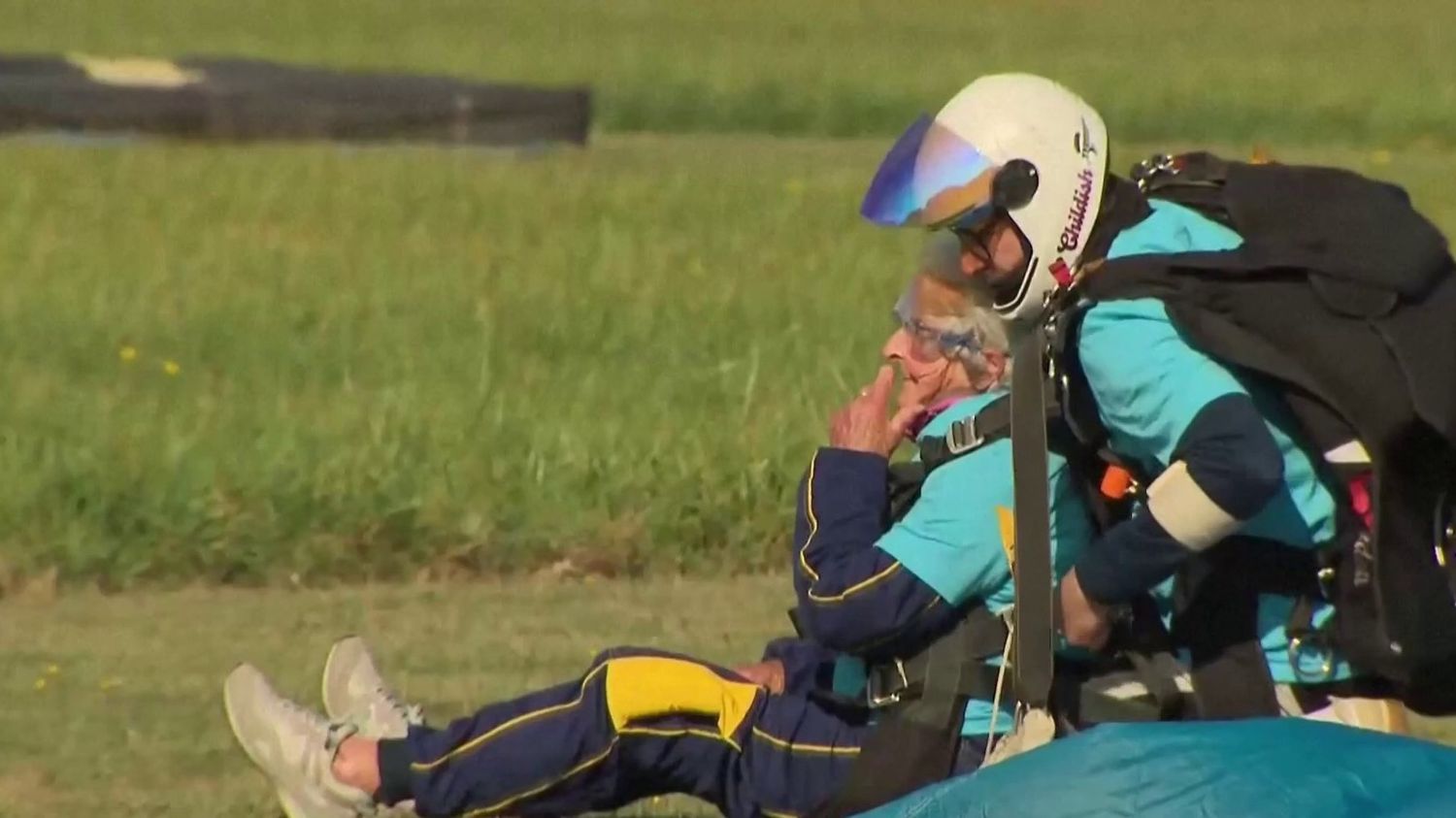 Royaume-Uni : pour son anniversaire, une centenaire s'offre un saut en parachute