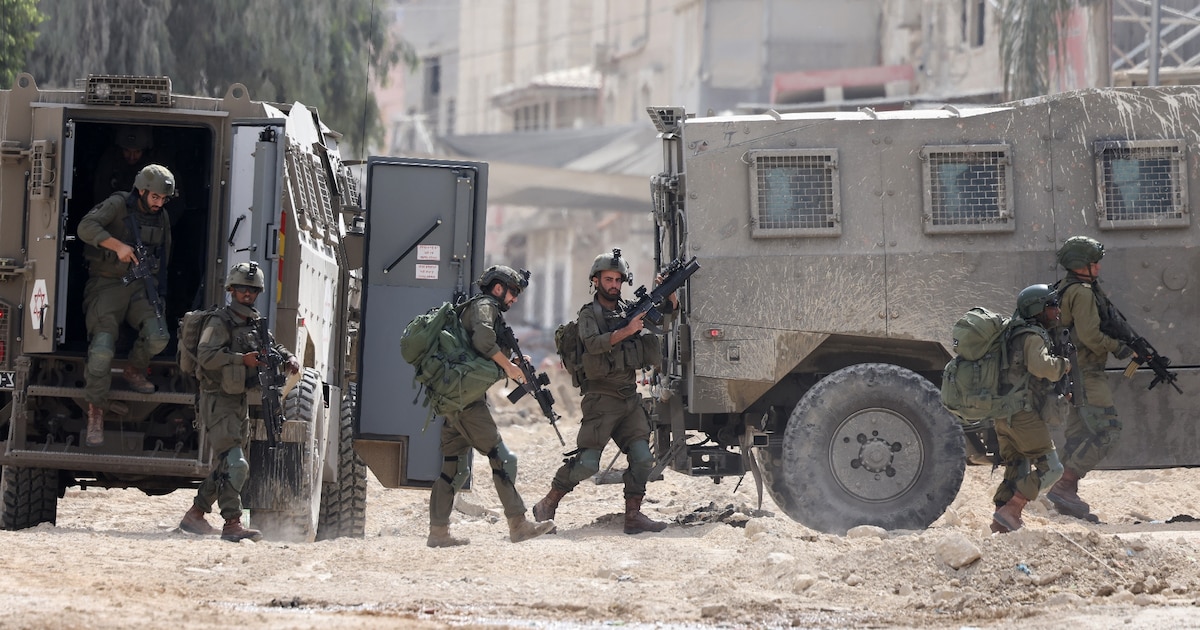 Des soldats israéliens en opération lors d'un raid dans le camp de réfugiés palestiniens de Nour Shams, près de la ville de Tulkarem, en Cisjordanie occupée par Israël, le 28 août 2024