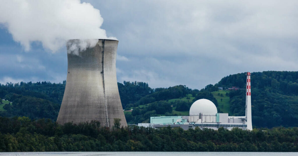 “Pragmatisme” ou “gâchis d’énergie politique” ? La Suisse rouvre la porte au nucléaire