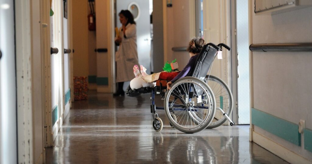 Un enfant dans une chaise roulante à l'hôpital de Garches le 15 décembre 2010