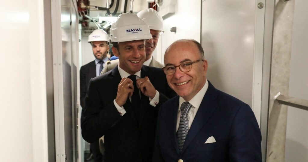 Emmanuel Macron et l'ex-Premier ministre Bernard Cazeneuve à Cherbourg en juillet 2019.