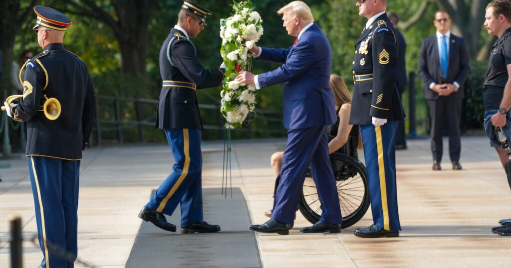 Le cimetière national d'Arlington, où reposent des héros militaires américains, a fait état mercredi d'une altercation avec l'équipe de campagne de Donald Trump lors d'un déplacement du candidat républicain en début de semaine.