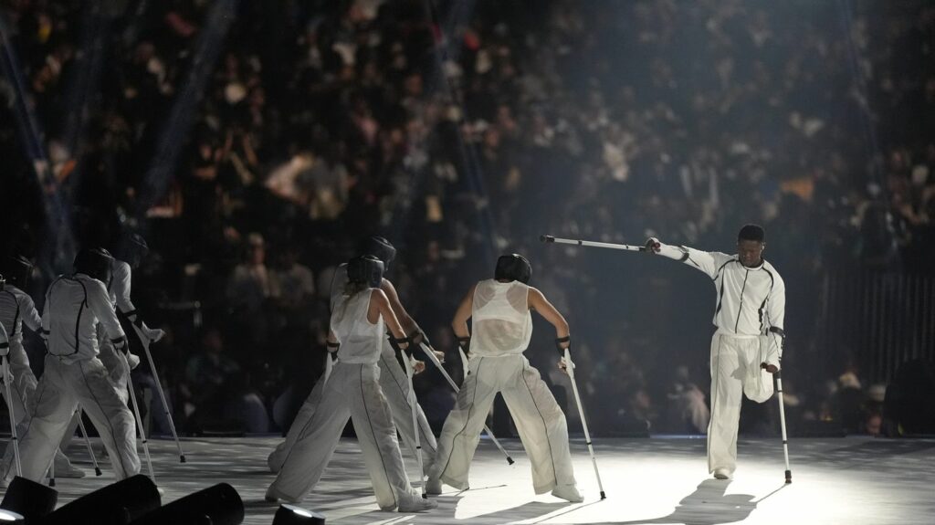 Amputé à 11 ans, apparu dans un clip de Drake : Musa Motha, le flamboyant performeur en béquilles de la cérémonie d'ouverture des Jeux paralympiques