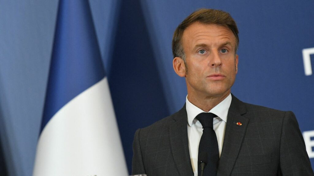 Recherche d'un nouveau gouvernement : Emmanuel Macron assure "faire tous les efforts" pour "aboutir à la meilleure solution pour le pays"