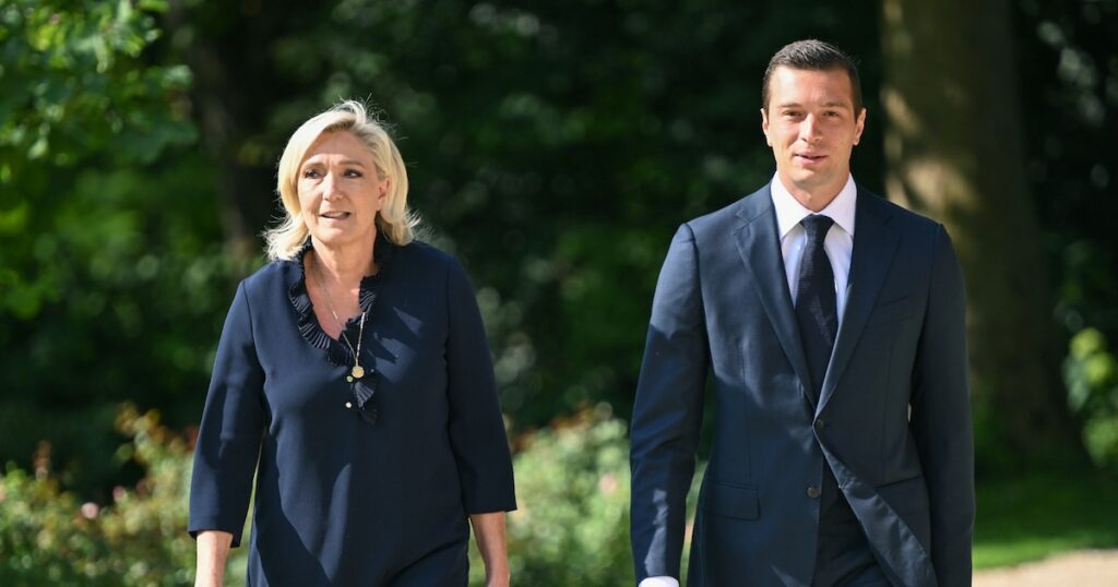 Marine Le Pen et Jordan Bardella, du Rassemblement national, arrive pour une rencontre avec le président Emmanuel Macron à l'Elysée, le 26 août 2024 à Paris