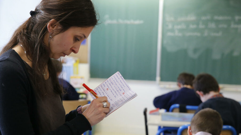 « Une rentrée lunaire » : la mise en place des groupes de niveau au collège relève du « bricolage », selon les syndicats