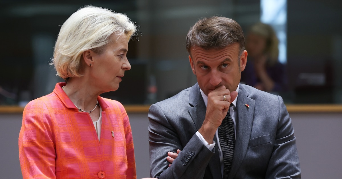 La présidente de la Commission européenne Ursula von der Leyen et le président français Emmanuel Macron échangent lors d'un sommet européen à Bruxelles le 27 juin 2024