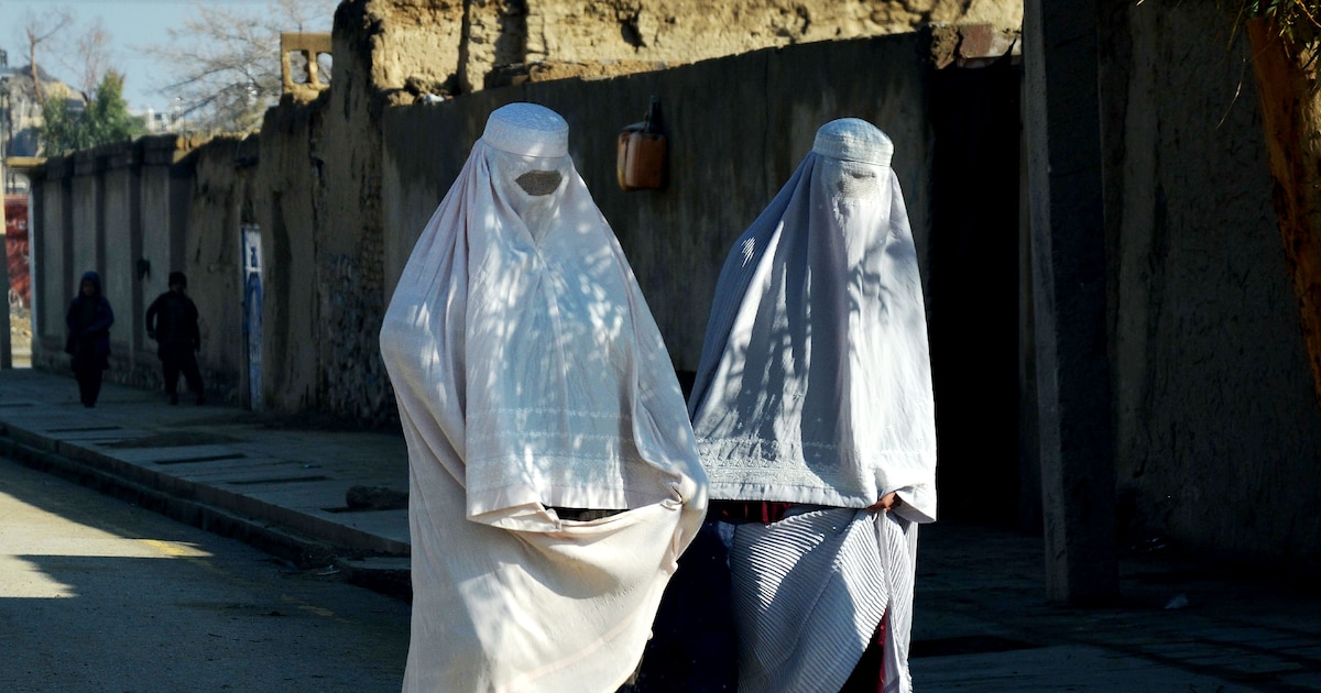 Des femmes en burqa dans une rue de Kandahar, le 28 mars 2024 en Afghanistan