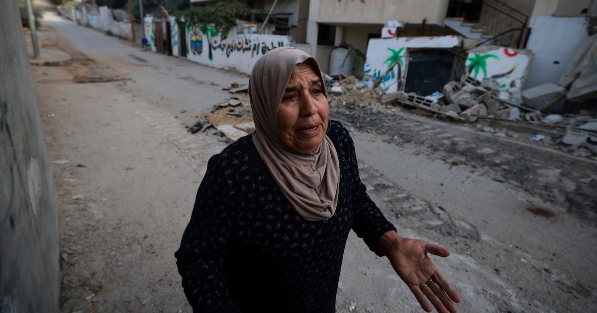 Une femme palestinienne marche le long d'une rue endommagée lors d'un raid de l'armée israélienne dans le camp de Nour Shams près de la ville de Tulkarem, en Cisjordanie occupée, le 28 août 2024