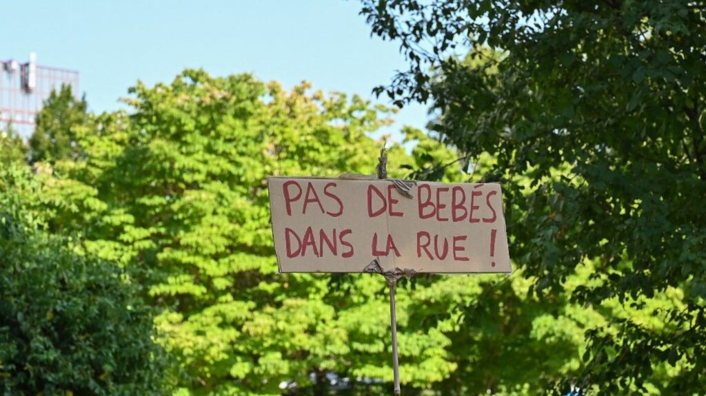 Bébés à la rue : la Métropole de Lyon annonce reprendre les prises en charge des mères sans abri