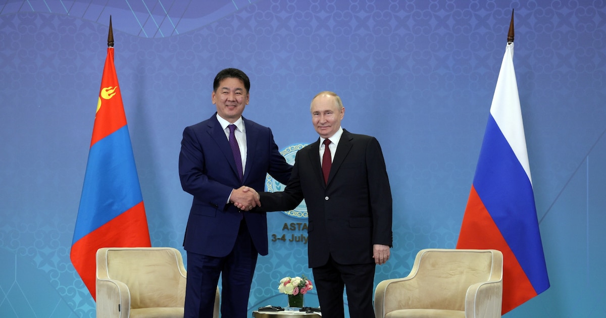 Le président russe Vladimir Poutine (d) et le président mongol Ukhnaagiin Khurelsukh lors d'une rencontre en marge du sommet l'Organisation de coopération de Shanghai (OCS), le 3 juillet 2024 à Astana, au Kazakhstan