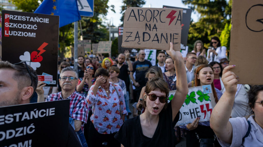 En Pologne, le gouvernement donne des conseils pour favoriser l’IVG et contourner sa quasi-interdiction