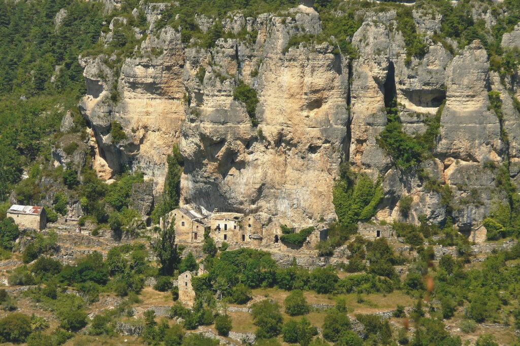 Depuis ce village fantôme, les maisons accrochées à la falaise offrent une vue imprenable