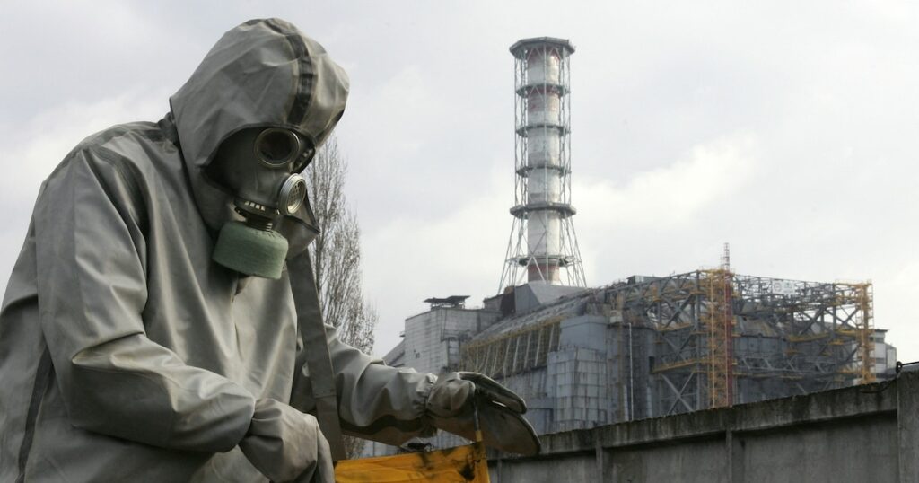 Un secouriste à la centrale nucléaire de Tchernobyl, en Ukraine, en novembre 2006.