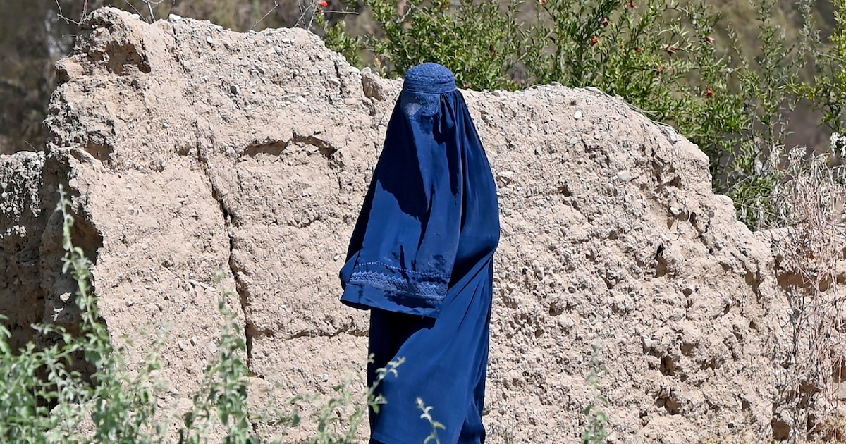 Une femme afghane porte une burqa dans la province du Helmand, en Afghanistan le 27 août 2024