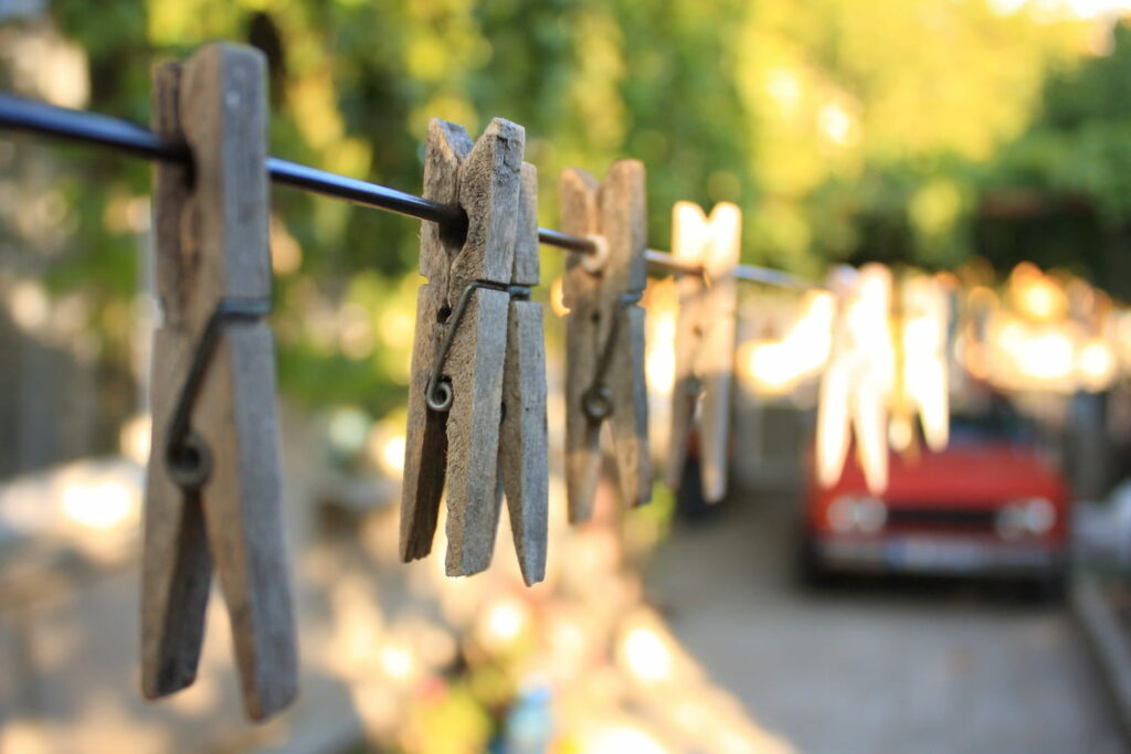 De plus en plus de gens mettent une pince à linge dans leur voiture, voici pourquoi