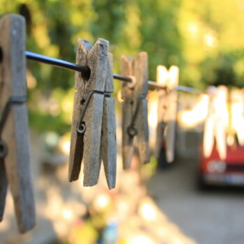 De plus en plus de gens mettent une pince à linge dans leur voiture, voici pourquoi