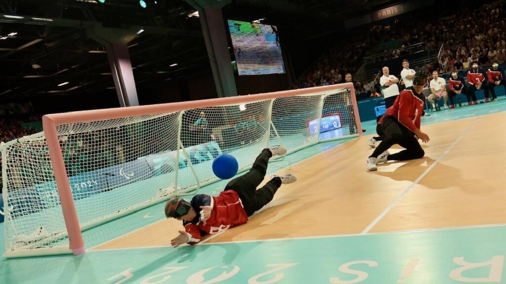 Jeux paralympiques : le goalball, un sport entre handball et bowling, silences et ambiance folle