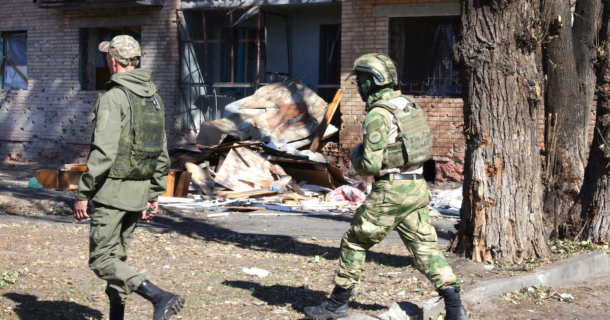 Volontaires russes en treillis, arpentent les rues de Koursk, endommagées par les frappes ukrainiennes.