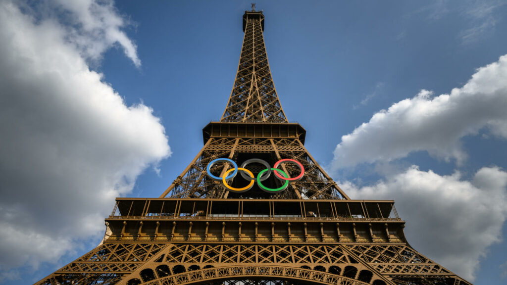 JO Paris 2024 : la Tour Eiffel va conserver ses anneaux olympiques, suite à un choix d’Anne Hidalgo