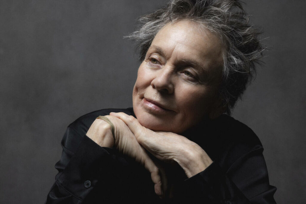 Laurie Anderson, chanteuse cyborg : « Je travaille avec l’intelligence artificielle depuis cinquante ans »