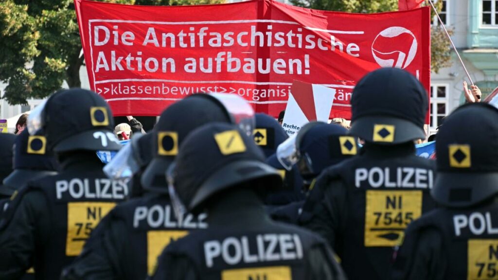 AfD wird Antifa verbieten, wenn sie regiert, droht Alice Weidel den Demonstranten in Erfurt