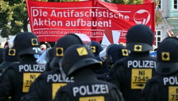 AfD wird Antifa verbieten, wenn sie regiert, droht Alice Weidel den Demonstranten in Erfurt