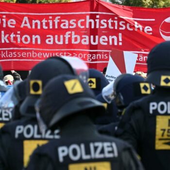 AfD wird Antifa verbieten, wenn sie regiert, droht Alice Weidel den Demonstranten in Erfurt