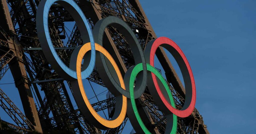 Les anneaux olympiques et la tour Eiffel “mariés” pour la vie