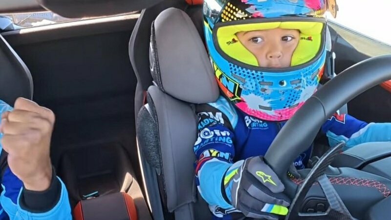 312 km/h dans une Lamborghini: À cinq ans, il est "l'enfant le plus rapide du monde"