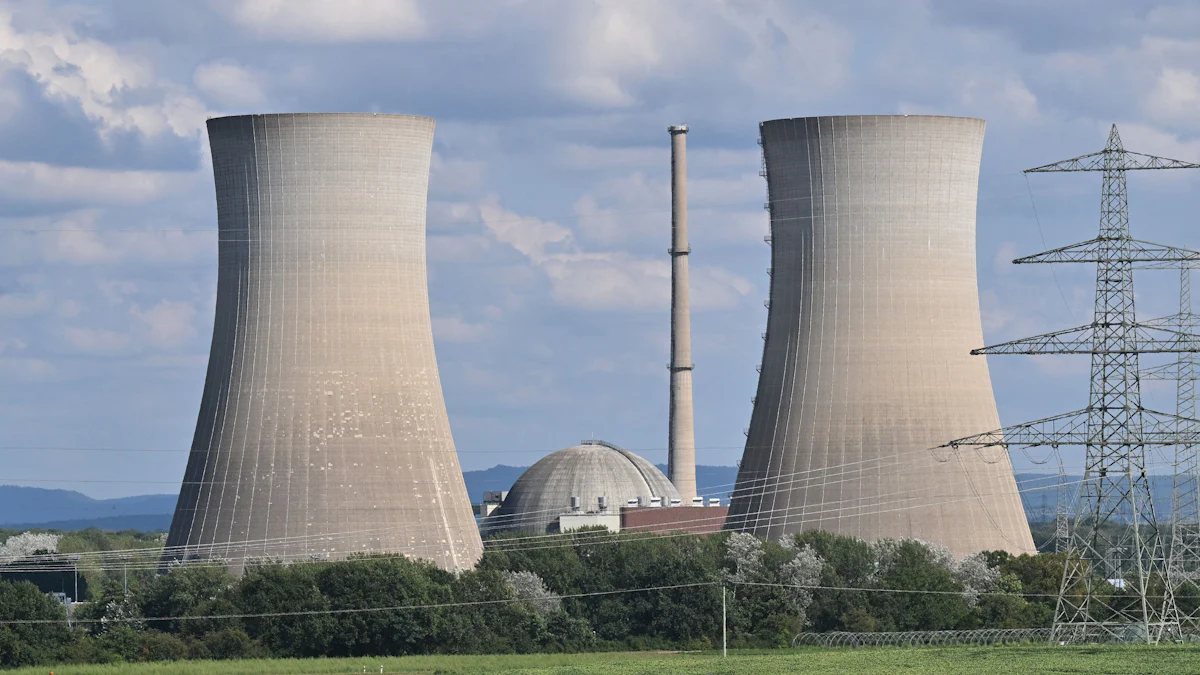 AKW Grafenrheinfeld: Person klettert auf Strommast – Sprengung der Kühltürme verzögert sich