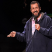 “Adam Sandler: Love You” sur Netflix : l’acteur revient dans un stand-up drôle et touchant