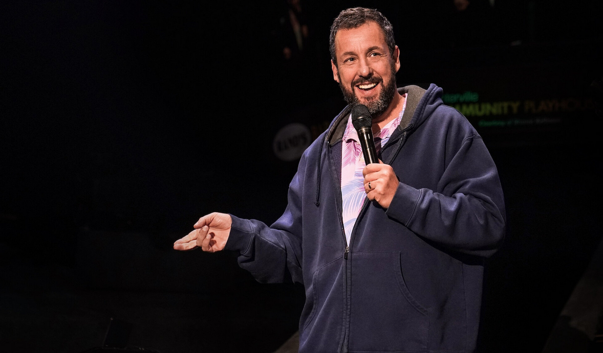 “Adam Sandler: Love You” sur Netflix : l’acteur revient dans un stand-up drôle et touchant