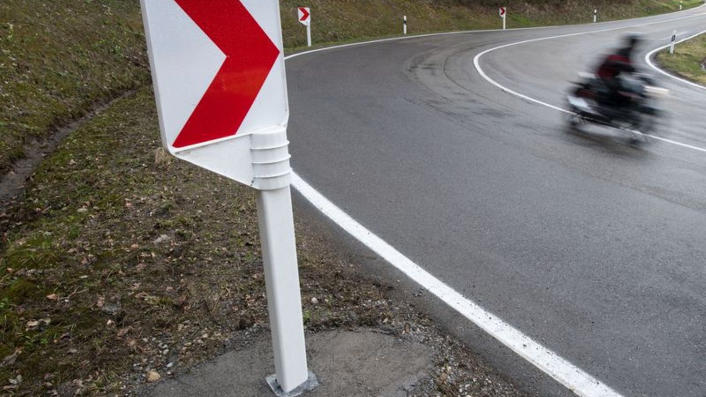 Ein Motorradfahrer ist auf einer Straße in den Alpen gestürzt (Symbolbild) Foto: Marijan Murat/dpa